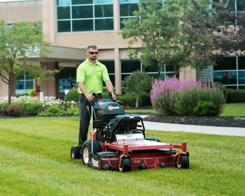 What are the top 5 things to look for when choosing a commercial landscaper?